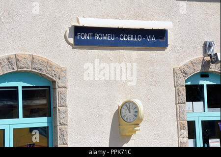 Die kleinen gelben Bahnhof an der Font Romeu-Odeillo in den Pyrenäen Stockfoto