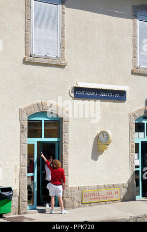 Die kleinen gelben Bahnhof an der Font Romeu-Odeillo in den Pyrenäen Stockfoto