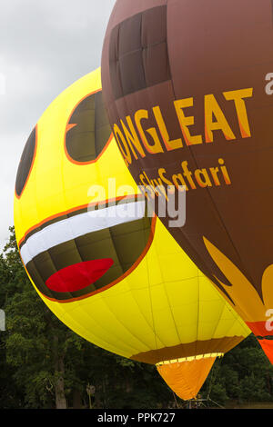 Heißluftballons bereit für die morgen Masse Aufstieg in Longleat Sky Safari, Wiltshire, UK im September Stockfoto