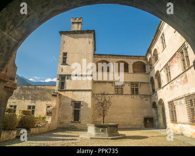 Hof in der Burg Issogne, ein Schloss / Herrenhaus in der Stadt Issogne im Aostatal. Stockfoto