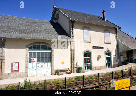 Die kleinen gelben Bahnhof an der Font Romeu-Odeillo in den Pyrenäen Stockfoto