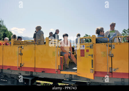 Die kleinen gelben Zug der Pyrenäen Warten auf den Abflug in Font Romeu station Stockfoto