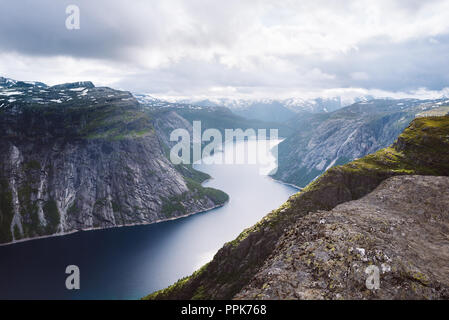 Trolltunga ringedalsvatnet See in der Nähe. Eine von Norwegens spektakulärer Anblick. Sommer Landschaft mit Bergblick Stockfoto