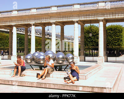 Der Brunnen/die Skulptur von Pol Bury in der Galerie d'Orléans, Palais-Royal, Paris, Frankreich Stockfoto