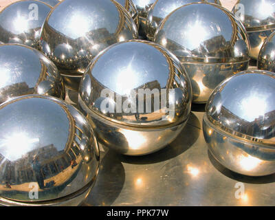 Nahaufnahme des Brunnens/der Skulptur von Pol Bury in der Galerie d'Orléans, Jardin du Palais-Royal, Paris, Frankreich Stockfoto