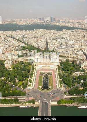 Blick vom Eiffelturm, Paris, Frankreich: die Seine, Pont d'Iéna; Jardins de Trocadéro, Palais de Chaillot, Bois de Boulogne und La Défense in der Ferne Stockfoto