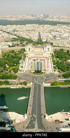 Blick vom Eiffelturm, Paris, Frankreich: die Seine, Pont d'Iéna; Jardins de Trocadéro, Palais de Chaillot, Bois de Boulogne und La Défense in der Ferne Stockfoto