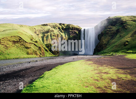 Schönen Wasserfall Skogafoss im Süden Islands. Das Wahrzeichen der Stadt. Sommer Landschaft an einem sonnigen Tag Stockfoto