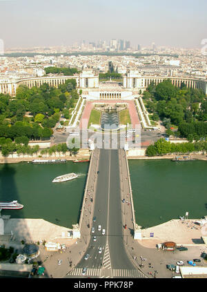 Blick vom Eiffelturm, Paris, Frankreich: die Seine, Pont d'Iéna; Jardins de Trocadéro, Palais de Chaillot, Bois de Boulogne und La Défense in der Ferne Stockfoto