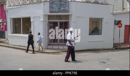 Polizeioffizier Regie Verkehr für einen der Polizisten Beerdigung auf der Ecke von der Queen Street und Church Street, St Francis Bay, Barbados Stockfoto