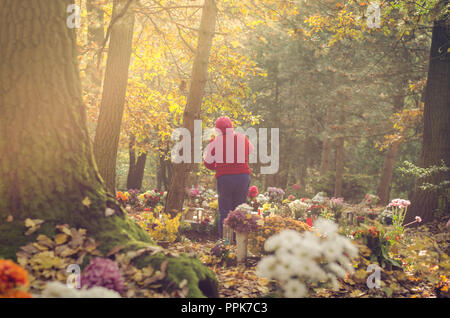 Gräber mit Allerheiligen Dekoration und Blätter im Herbst Atmosphäre Stockfoto