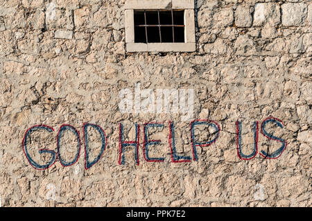Grafitti auf eine Steinmauer lesen "Gott helfe uns" Stockfoto