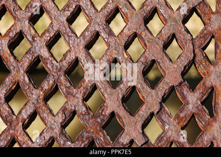 Rostiges Metall Gitter erstellen einer Rautenmuster. Stockfoto