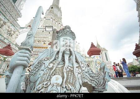 Bangkok, Thailand - 2. September 2018: Die chinesischen Riesen Stein Statue in Wat Arun, Bangkok, Thailand. Wie die solier Guard in den Glauben des thailändischen Volkes und Stockfoto