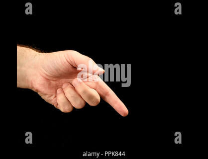Männliche Hand mit Zeigefinger Richtung zeigt. Auf schwarzem Hintergrund Stockfoto