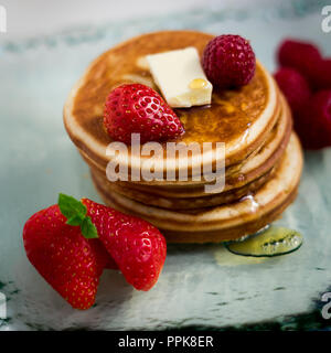 Amerikanische Pfannkuchen mit Ahornsirup und Früchte Stockfoto