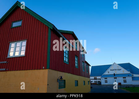 Der restaurierten Fischer Hütten (Rorbuer oder Rorbu), lackiert in Der Traditionellen Falun Rot (Falu Rot), Im Fischerdorf Stamsund, Lofoten. Stockfoto