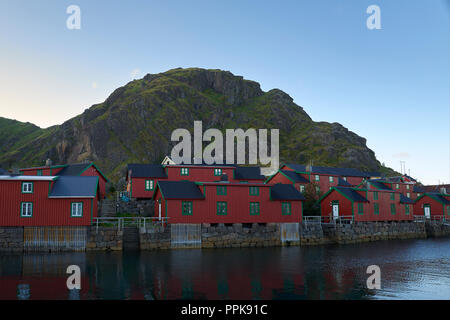 Der restaurierten Fischer Hütten (Rorbuer oder Rorbu), lackiert in Der Traditionellen Falun Rot (Falu Rot), Im Fischerdorf Stamsund, Lofoten. Stockfoto