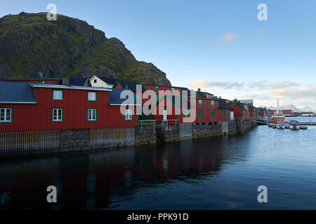 Der restaurierten Fischer Hütten (Rorbuer oder Rorbu), lackiert in Der Traditionellen Falun Rot (Falu Rot), Im Fischerdorf Stamsund, Lofoten. Stockfoto