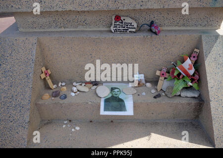 Persönliche Erinnerungen am Denkmal Statue Gedenken an den D-Day piper Bill Millin, Sword, Calvados, Frankreich links Stockfoto