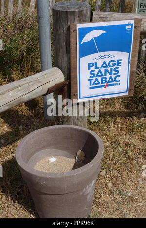 Mülltonne und Rauchverbot in Coleville sur Mer, Calvados Frankreich Stockfoto