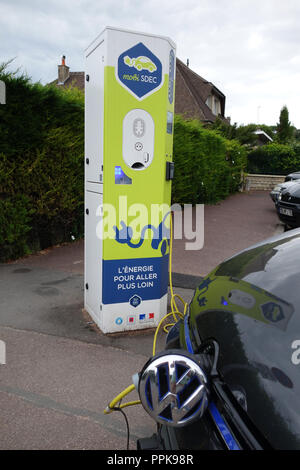 Aufladen für Hybridautos, Arromanches Frankreich Stockfoto