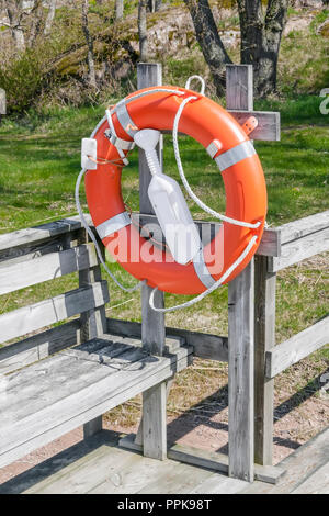 Rettungsring auf einem urigen Holzsteg Stockfoto