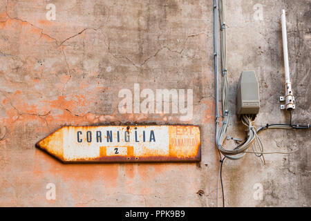 Moneglia ITALIEN - 26. APRIL 2011; Straßenschild an der Gebäudewand Punkt weg zum kleinen Dorf der Cinque Terre angebracht Stockfoto