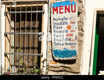 VERNAZZA, Italien, 26. April 2011; italienisches Dorf typische Pizzeria essen Shop signage Werbung Angebote mit wenig Bilder Stockfoto