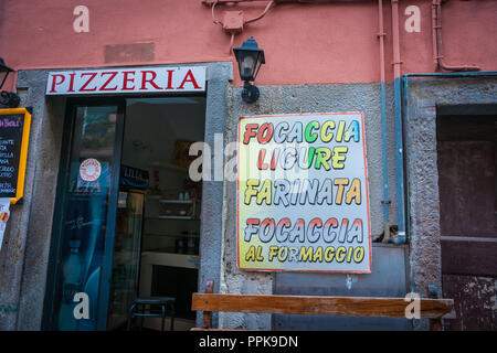 RIOMAGGIORE ITALIEN - 26. APRIL 2011; italienisches Dorf typische Pizzeria essen Shop signage Werbung Angebote Stockfoto