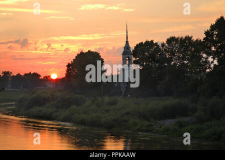 Vologda Fluss und Sretensky Kirche (der Konferenz) in Vologda. Russland Stockfoto