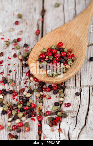 Mischung aus Paprika in Löffel closeup auf rustikalen Holzmöbeln Hintergrund Stockfoto