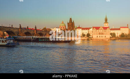 Prag, Tschechische Republik - 20.08.2018: die Karlsbrücke und Aussichtsturm über Moldau in Prag. Stockfoto