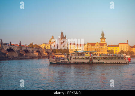 Prag, Tschechische Republik - 20.08.2018: die Karlsbrücke und Aussichtsturm über Moldau in Prag. Stockfoto