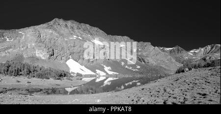 Ein angler nimmt seine Chancen; Sonnenaufgang über Alger Seen mit Asphalt Peak im Hintergrund; Ansel Adams Wilderness, Inyo National Forest, Sierra Beim Stockfoto