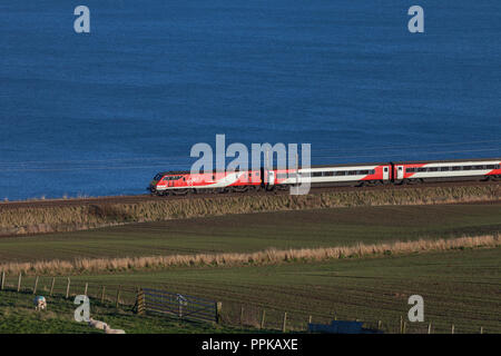 Ein Virgin Trains Osten werfen Klasse 91 elektrische Lokomotive am Marshall Center, über die England/Schottland Grenze auf der East Coast Main Line zu überqueren Stockfoto