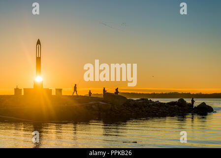 Sonnenaufgang über dem Fischer Memorial Nadel, Garry Point Park, Steveston, Richmond, Britisch-Kolumbien, Kanada Stockfoto