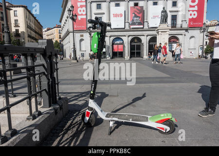 Kalk Elektroroller in Plaza de Isabel II, Madrid, Spanien geparkt. Kalk-S Roller kam in Madrid im August 2018. Stockfoto