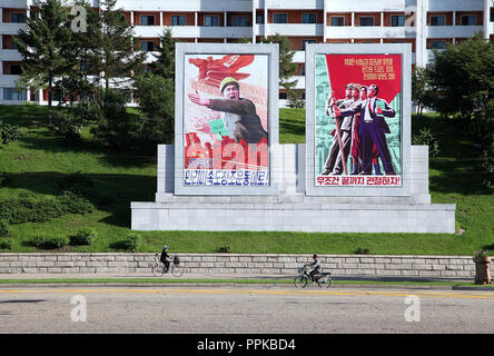Riesige propaganda Wandmalereien in Pjöngjang die Mansudae Art Studio produziert werden Stockfoto