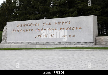 Inschrift am revolutionären Märtyrer Friedhof am Berg Taesong in Nordkorea Stockfoto