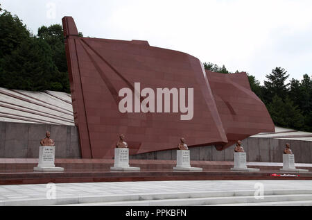 Roter Granit Flag am revolutionären Märtyrer Friedhof am Berg Taesong in Nordkorea Stockfoto