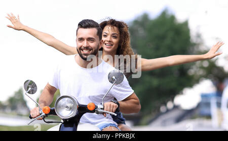 Glückliches Paar fahren Roller auf Sommerferien Urlaub begeistert Stockfoto