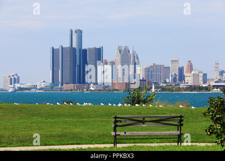 Die Skyline der Stadt Detroit über den Fluss von Belle Isle Park, in Michigan in den USA Stockfoto