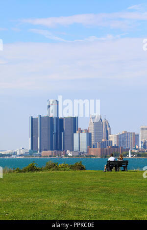 Die Skyline der Stadt Detroit über den Fluss von Belle Isle Park, in Michigan in den USA Stockfoto