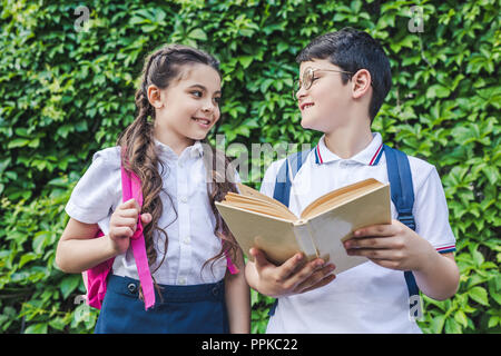 Ansicht von unten der Schulkinder gemeinsam Buchen Lesung vor der Rebsorten, Wand Stockfoto