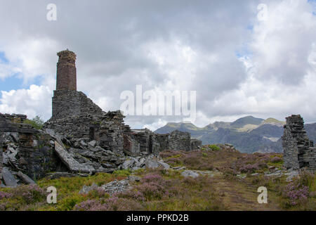 Abgebrochene schiefer Wirtschaftsgebäude an der Spitze von llechwedd Steinbruch in Richtung Moelwyn Mawr und Moelwyn Bach Hills suchen Stockfoto