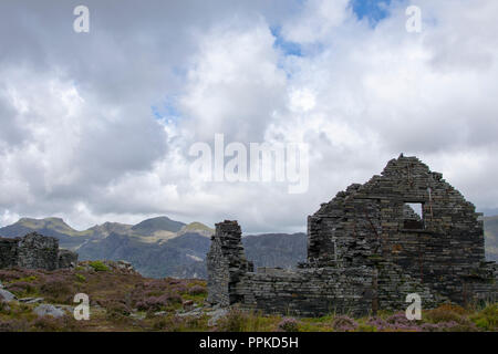 Abgebrochene schiefer Wirtschaftsgebäude an der Spitze von llechwedd Steinbruch in Richtung Moelwyn Mawr und Moelwyn Bach Hills suchen Stockfoto