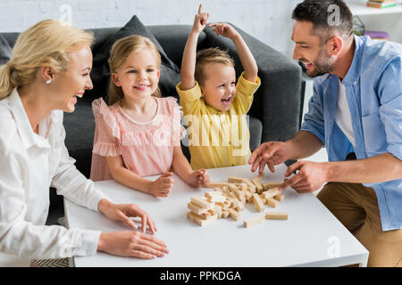 Happy Family spielen mit Holzklötzen zu Hause Stockfoto