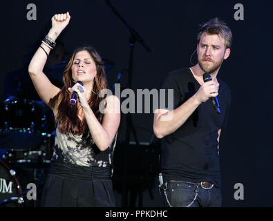 Hillary Scott und Charles Kelley mit Lady Antebellum ausführen, im Konzert beim Cruzan Amphitheater in West Palm Beach, Florida am 8. Mai 2010. Stockfoto
