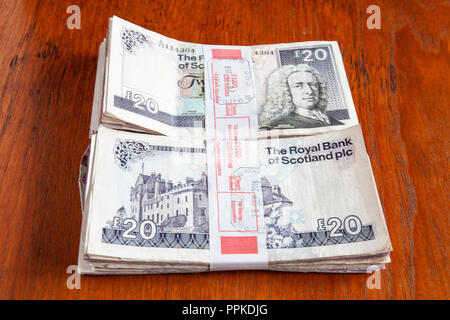 Geld auf den Tisch. Zwei Bündel von £ 1000 pro verwendet in Schottischen £ 20 Banknoten von der Royal Bank of Scotland und der Clydesdale Bank. Stockfoto